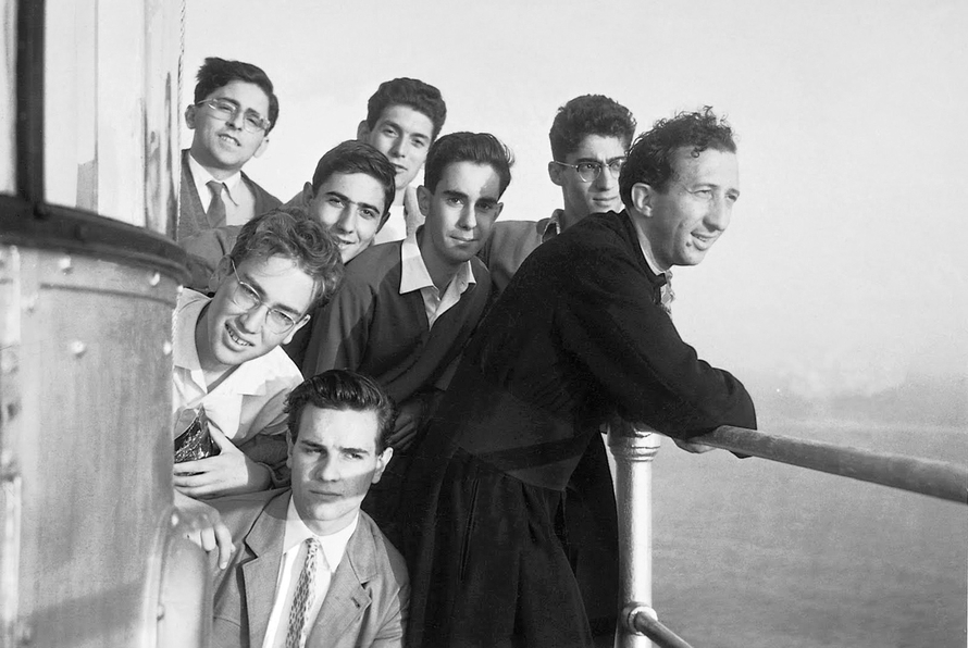 Faro di Portofino (GE), 1956. Don Giussani in gita con un gruppo di ragazzi. © Fraternità di CL