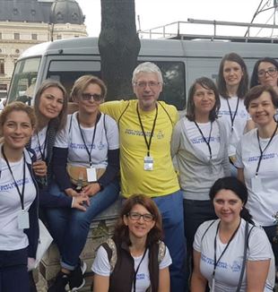 Un gruppo di volontari per la visita del Papa a Bucarest