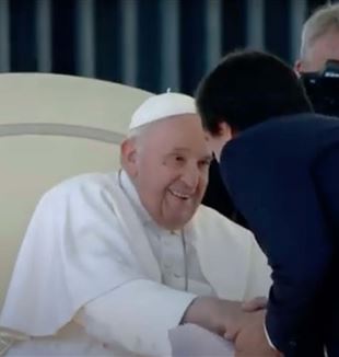 Papa Francisc îl salută pe Davide Prosperi