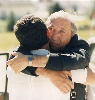 Îmbrățișarea dintre don Giussani și Jesús Carrascosa la vacanța internațională a CL de la Corvara, în 1985 (©Federico Brunetti)