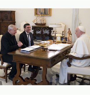 Monseniorul Filippo Santoro și Davide Prosperi cu Papa Francisc în timpul audienței private din 15 ianuarie 2024 (Vatican Media/Catholic Press Photo)