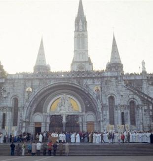 Lourdes, 17 octombrie 1992. Procesiunea euharistică din fața Bazilicii Rozariului (©Anna Ascione/Fraternità CL)