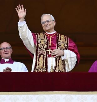 Papa Leon al XIV-lea salută poporul în Piața Sfântul Petru