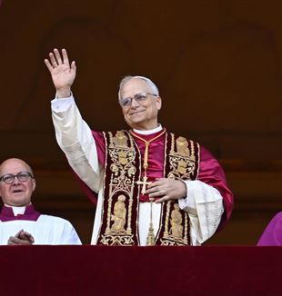 Noul Papă, cardinal Robert Francis Prevost, care și-a ales numele de Leon al XIV-lea, îi binecuvântează pe credincioșii din Piața Sfântul Petru, 8 mai 2025