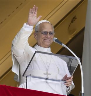 Papa Leon al XIV-lea recită rugăciunea Angelus în Piața Sfântul Petru la împlinirea a 70 de ani. (©Ansa/Vatican Media)